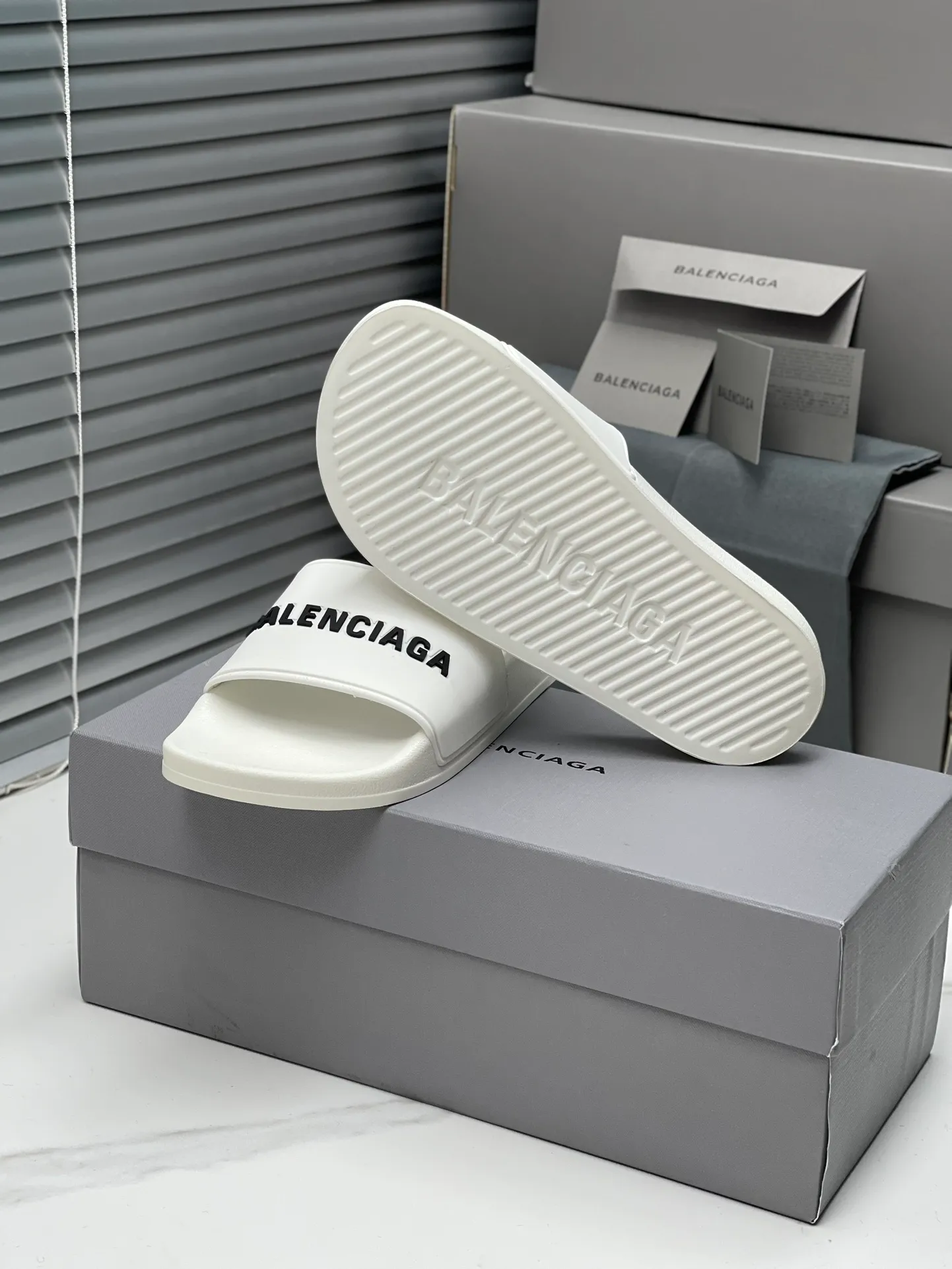 👟👟Ex-factory price 240👟👟 Women's Shoes Women's Clothing Balenciaga 2023 trendy slippers!  Balenciaga Political Campaign Latest Abrasive Development!  A favorite of European and American ladies, celebrities, and Internet celebrity girls. Exquisite uppers are hand-sewn and threaded. They are fluffy and soft, skin-friendly and soft, a must-have for summer. Fashionable but not overly ostentatious. Original natural rubber non-slip and wear-resistant sole. Size 35-40, 39-45 matching counter latest original packaging.